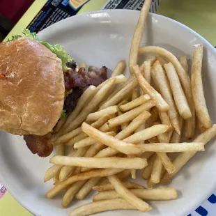 Bacon cheeseburger w/ fries