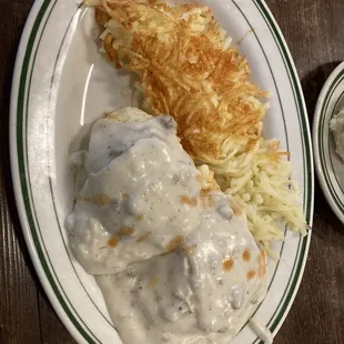 Biscuits and gravy side dish