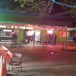 the outside of a restaurant at night