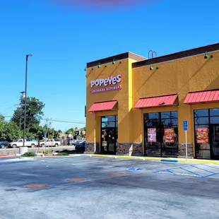 the outside of a fast food restaurant