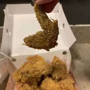 What the heck is this ? Is this considered a piece of 8 piece for $25? So small