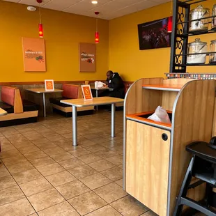 the inside of a fast food restaurant