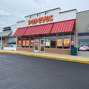 the outside of a fast food restaurant