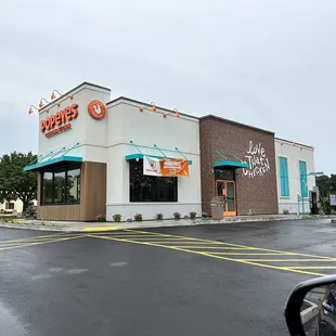 the outside of a fast food restaurant
