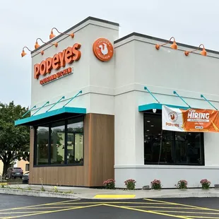 the outside of a fast food restaurant