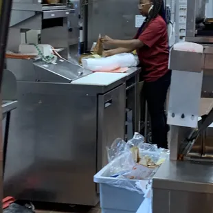 no glove, no mask. she did put gloves on later to make sandwiches but then used those gloved hands to move her hair back.