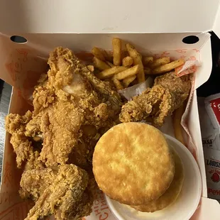 2 can dine 5 pieces with 2 sides and 2 biscuits.