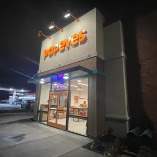 the outside of a popeyes restaurant