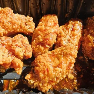 The Sweet N Spicy wings were not spicy. The flavor reminded me of Hooters Asian Zing. I liked it.