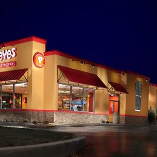 the outside of a popeyes restaurant