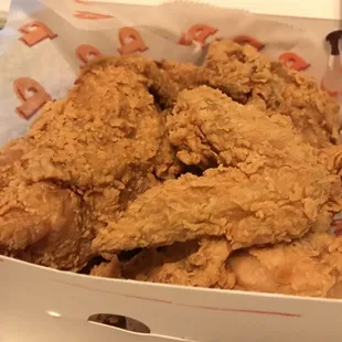 Ooo fried chickeeeeeeen ($16 for 8 pcs/1 large side/4 biscuits)