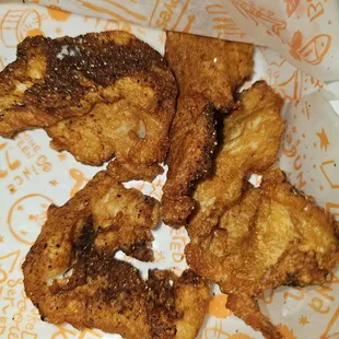 Unevenly and under seasoned chicken &quot;tenders&quot; that are like shoe leather.