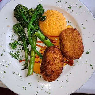 Crab cakes with roasted pepper mashed potatoes &amp; broccolini.