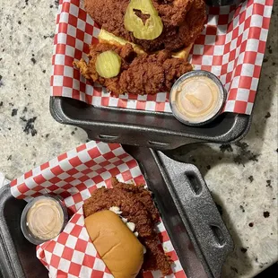 food, chicken wings and fried chicken