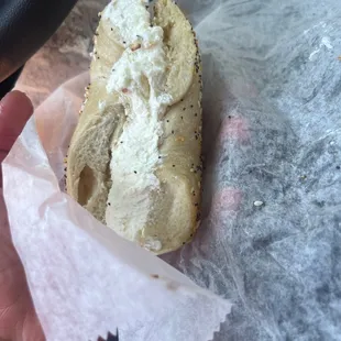 EVERYTHING BAGEL WITH THE CORRECT AMOUNT OF CREAM CHEESE