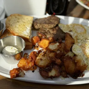 a plate of breakfast food