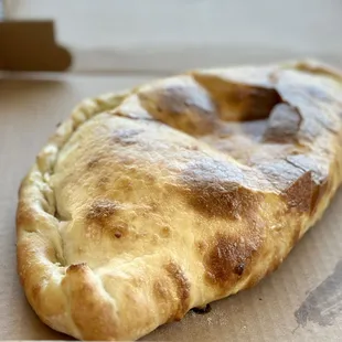 Beautiful cook on Pop&apos;s Pepperoni Calzone with black olives (86 ricotta)