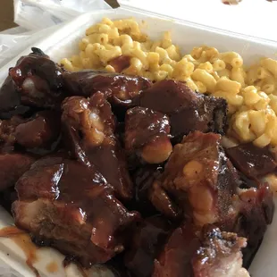 a tray of ribs, macaroni and cheese