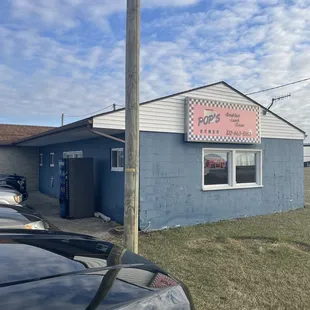 the outside of the restaurant