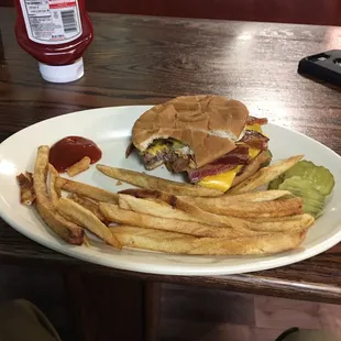 Single patty cheese burger Mmmmm and hand cut fries you can't go wrong!!!