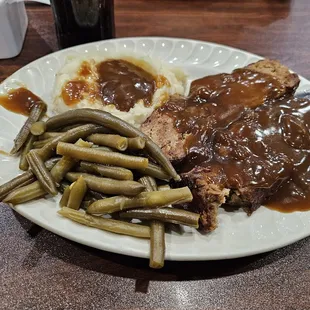 Meatloaf with green beans and mashed potatoes
