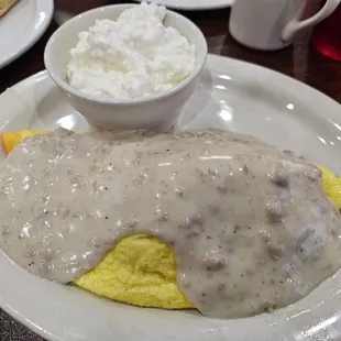 an omelet with gravy
