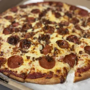 The pepperoni/ bacon pizza