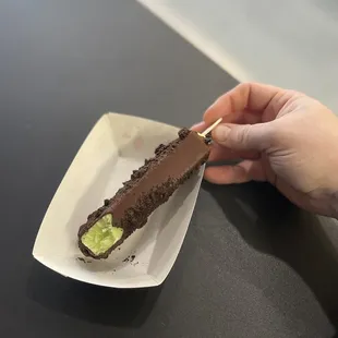 Kiwi with dark chocolate and Oreo