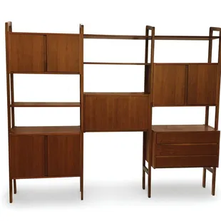 Stylish mid century modern (mcm) three bay teak wall unit by Paoul Cadovius from the late 1960s. Free standing and can be a room divider