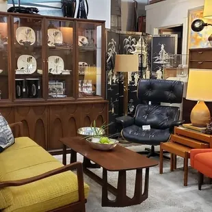Populuxe has even more mid Century items this weekend. Visit our showroom #PopuluxeKC