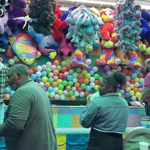 Balloon game and everyone wins a prize