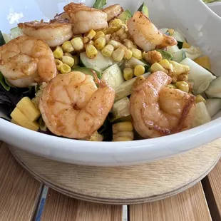 Tropical salad with shrimp