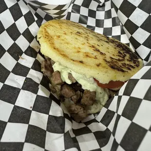 Carne en cara arepa
