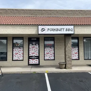 The restaurant is snuggled into a small strip center, but your Waze/navigational tool will take you right to it