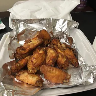 Dozen hot wings. Temp hot 10/10 spicy hot 5/10. Just perfect not to upset the stomach on lunch!