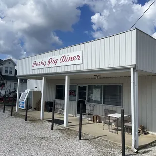 the outside of the restaurant