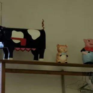 Dine among the pigs at Porky Pig Diner.