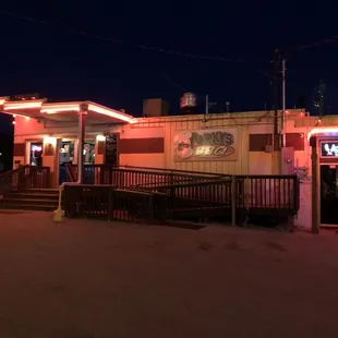 the outside of the restaurant