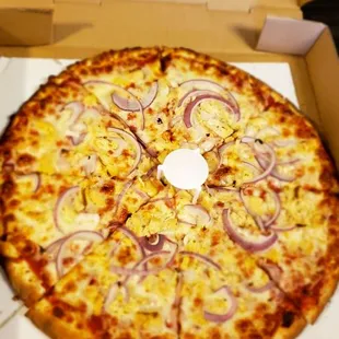 Chicken, Cheesse,onion,garlic pizza.
