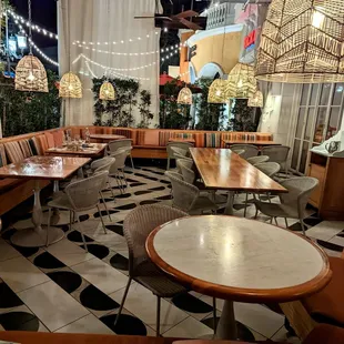 Out door dinning 9:30 on a Thursday. Porta via