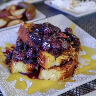 Oatmeal Cobbler French Toast - IG: @nelson_eats