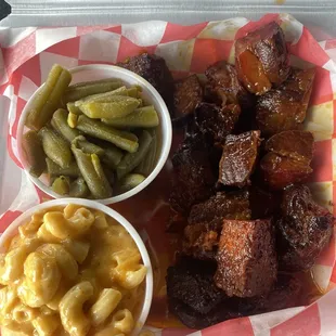 Bbq pork belly, mac n cheese &amp; green beans