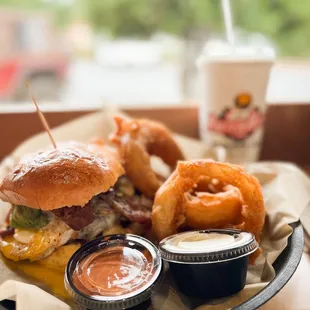 Burger california with onion rings