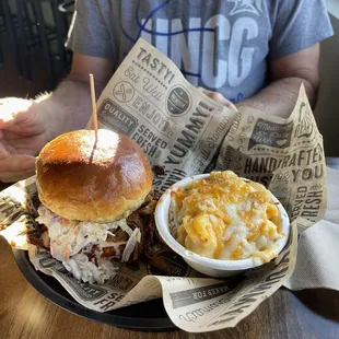 Pulled pork sandwich with macaroni and cheese