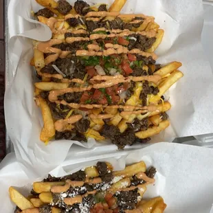 Fries with choice of meat topped with shredded cheese, pico de Gallo and sauce