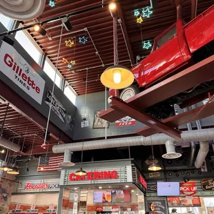 the interior of a fast food restaurant