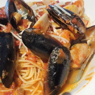 Another view of Mussels Portofino with penne (does that look like penne?)