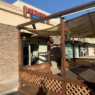 the outside of a restaurant