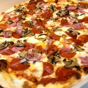 Large pie with mushrooms, pepperoni, and ham. Mmmmm