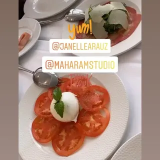 Insalata Caprese con Mozzarella di Bufala, Pomodori e Basilico